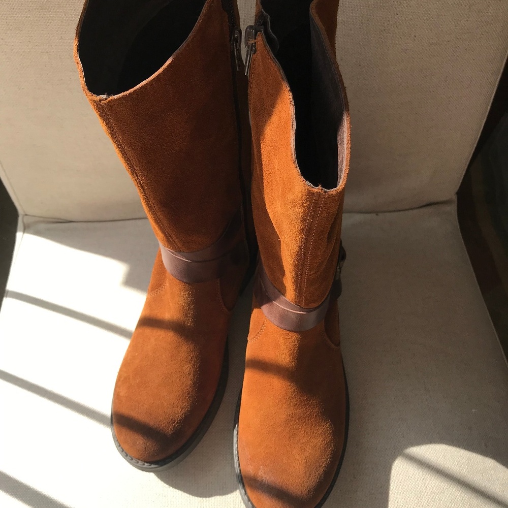 NWOT Eric Michael Suede Boots, size 7